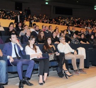 A world-renowned yogi gives a lecture in the Heydar Aliyev Centre 