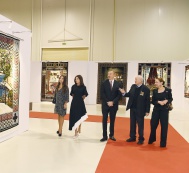 Президент Ильхам Алиев и члены его семьи ознакомились с выставкой, посвященной 90-летнему юбилею народного художника Таира Салахова