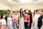 Leyla Aliyeva meets children being treated at a series of medical establishments in Baku 