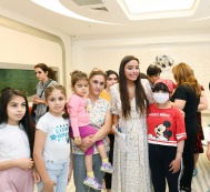 Лейла Алиева встретилась с детьми, получающими лечение в ряде медицинских учреждений Баку