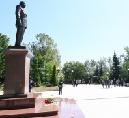 Visiting the monument erected to the National Leader 