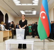 Президент Ильхам Алиев и члены его семьи проголосовали на избирательном участке номер 6 