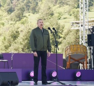 Президент Азербайджана Ильхам Алиев и первая леди Мехрибан Алиева приняли участие в открытии фестиваля «Харыбюльбюль» в Шуше