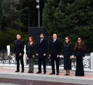Президент Ильхам Алиев, первая леди Мехрибан Алиева и члены их семьи посетили могилу общенационального лидера Гейдара Алиева  