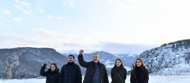 Президент Ильхам Алиев, первая леди Мехрибан Алиева и члены их семьи посетили город Шуша