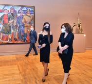 Лейла Алиева ознакомилась в Москве с выставкой «Произведения из коллекции Третьяковской галереи»