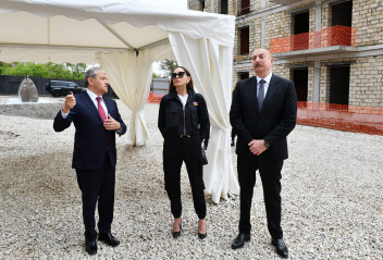 Президент Азербайджана Ильхам Алиев и первая леди Мехрибан Алиева ознакомились в Шуше со строительством жилого комплекса из 23 зданий