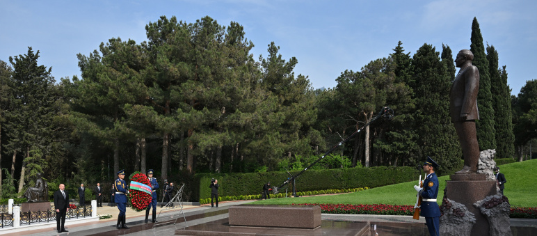 Президент Ильхам Алиев, первая леди Мехрибан Алиева и члены их семьи посетили могилу великого лидера Гейдара Алиева в Аллее почетного захоронения