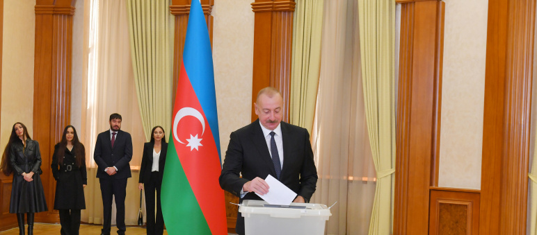 Президент Ильхам Алиев, первая леди Мехрибан Алиева и члены их семьи проголосовали в Ханкенди