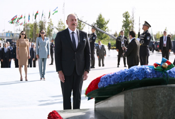 President Ilham Aliyev, First Lady Mehriban Aliyeva, and their daughter Leyla Aliyeva visited Independence Monument in Tashkent