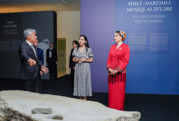Türkmənistan Xalq Məsləhətinin sədrinin qızı Oquldjaxan Atabayeva Heydər Əliyev Mərkəzində olub