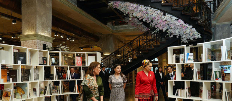 Türkmənistan Xalq Məsləhətinin sədrinin qızı Oquldjaxan Atabayeva Bakı Kitab Mərkəzində olub