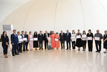 Students completing distant Chinese language courses presented with certificates at Heydar Aliyev Center