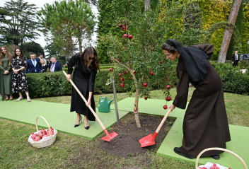 First Vice-President Mehriban Aliyeva, along with family members, attended tree planting ceremony in Vatican Gardens