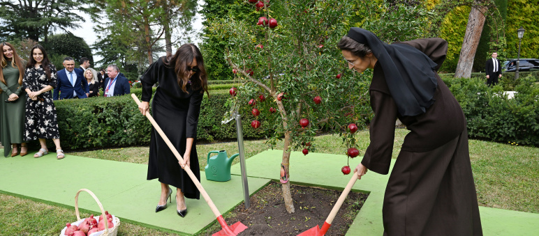 First Vice-President Mehriban Aliyeva, along with family members, attended tree planting ceremony in Vatican Gardens