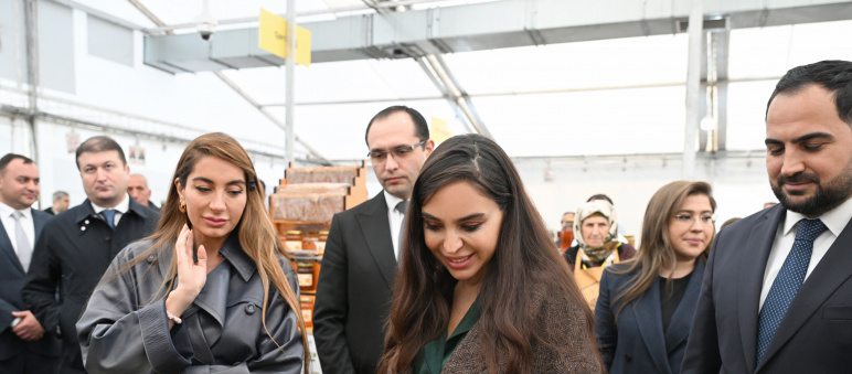 Leyla Əliyeva və Arzu Əliyeva arıçılıq məhsullarının sərgi-satış yarmarkasını ziyarət ediblər