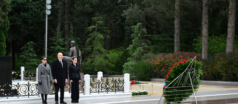 President Ilham Aliyev and First Lady Mehriban Aliyeva visited grave of National Leader Heydar Aliyev