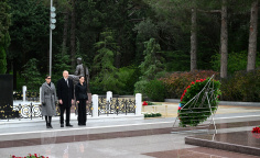 President Ilham Aliyev and First Lady Mehriban Aliyeva visited grave of National Leader Heydar Aliyev