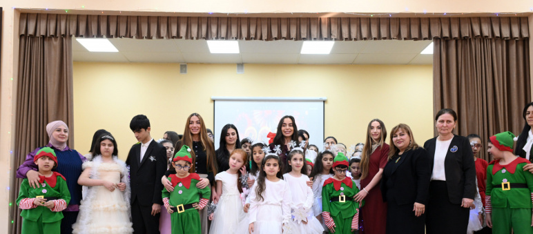 Leyla Əliyeva, Arzu Əliyeva və Alena Əliyeva Bakı şəhəri 5 nömrəli internat tipli xüsusi ümumtəhsil məktəbində olublar