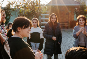 Leyla Əliyeva, Arzu Əliyeva və Alena Əliyeva “Təmiz Dünya” sığınacağında yaşayan uşaqların bayram sevincinə şərik olublar