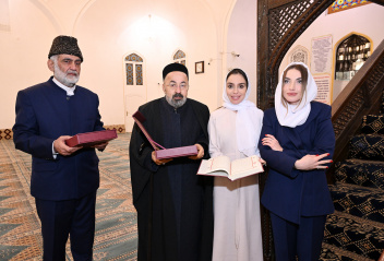 Gəncənin Şah Abbas məscidini ziyarət