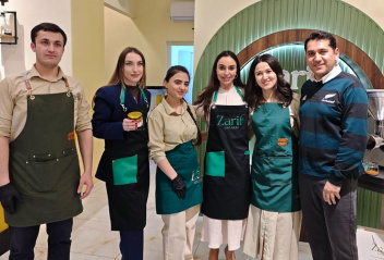 Leyla Əliyeva və Alena Əliyeva Gəncədə qadın sahibkarın sağlam qida brendi ilə tanış olublar