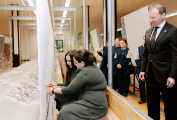 “Azərxalça”nın Şuşa məscidi üçün hazırladığı dairəvi əl xalçasının kəsilməsi mərasimi olub