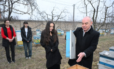 Leyla Əliyeva Qubada arıçı ailəsinin qonağı olub