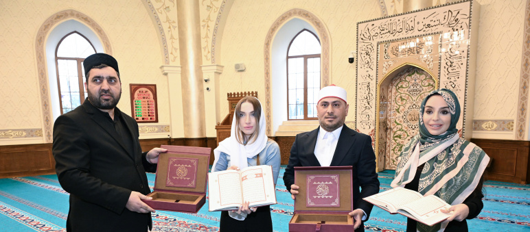 Leyla Əliyeva və Alena Əliyeva Cümə məscidini ziyarət ediblər