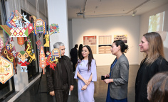 Leyla Əliyeva "Mənzərəyə açılan ev" mövzusunda qrup sərgisində iştirak edib