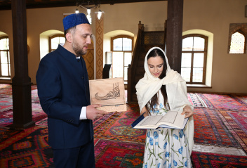 Leyla Əliyeva və Arzu Əliyeva Şəkidə Xan məscidini ziyarət ediblər