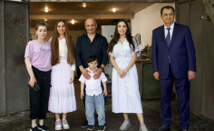Leyla Əliyeva və Arzu Əliyeva Lənkəranda yerli sənətkarın yaradıcılığı ilə tanış olublar