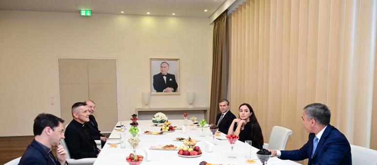 Heydər Əliyev Fondunun vitse-prezidenti Leyla Əliyeva Vatikan Apostol Kitabxanası və Apostol Arxivinin rəhbəri ilə görüşüb