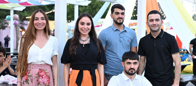 Leyla Əliyeva və Arzu Əliyeva “CandyFest” yay festivalını ziyarət edib və “Sehrli mirvari” su sirki şousunu izləyiblər