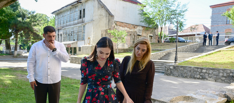 Leyla Əliyeva Şəki şəhərindəki Məhəmməd Füzuli adına parkda görülən işlərlə tanış olub