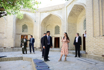 Leyla Əliyeva ilk Buxara Biennalesinin əsərləri ilə tanış olub