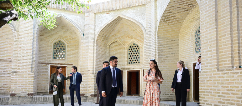 Leyla Əliyeva ilk Buxara Biennalesinin əsərləri ilə tanış olub