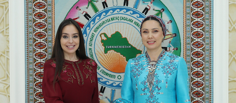 Leyla Əliyeva Arkadağ şəhərində Oğulcahan Atabayeva ilə görüşüb