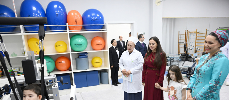Leyla Əliyeva Arkadağ şəhərində Uşaq Sağlamlığı və Reabilitasiya Mərkəzinin fəaliyyəti ilə tanış olub