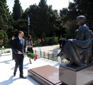 Президент Ильхам Алиев и его супруга Мехрибан Алиева посетили могилу общенационального лидера