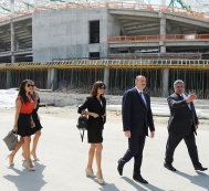 Президент Ильхам Алиев и его супруга Мехрибан Алиева ознакомились с ходом строительства Дворца водных видов спорта