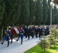  President Ilham Aliyev and family members pay a visit to national leader Heydar Aliyev’s grave