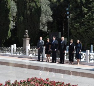 Президент Ильхам Алиев и члены его семьи посетили могилу великого лидера Гейдара Алиева в Аллее почетного захоронения
