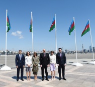 President Ilham Aliyev and family members visit the State Flag Square