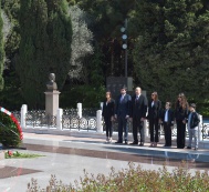 Президент Ильхам Алиев и члены его семьи в Аллее почетного захоронения посетили могилу великого лидера Гейдара Алиева